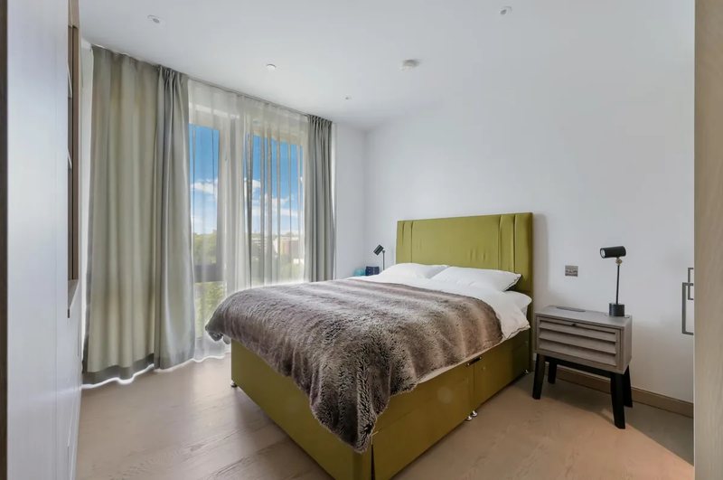 Principal bedroom with balcony doors