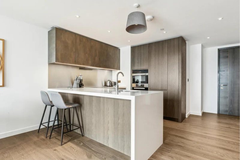 Kitchen with breakfast bar